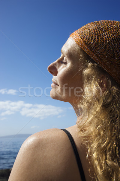 Vreedzaam vrouw kust profiel kaukasisch Stockfoto © iofoto