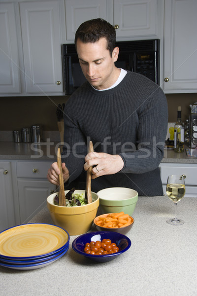 Férfi készít saláta kaukázusi konyhapult bor Stock fotó © iofoto
