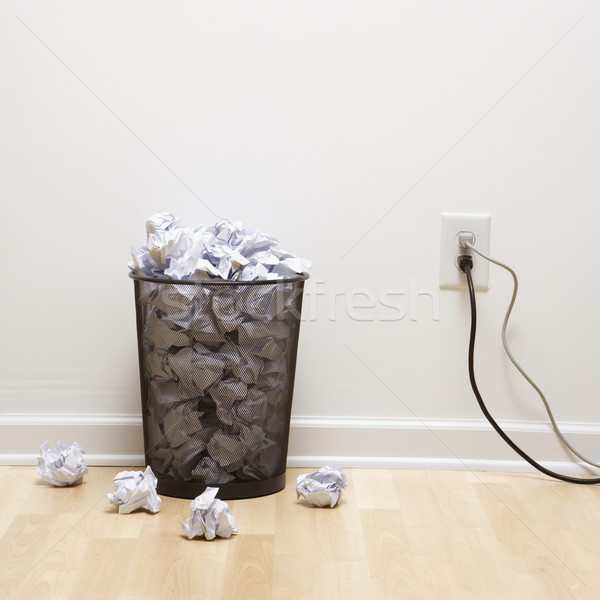 Cesto de lixo completo arame papel elétrico Foto stock © iofoto