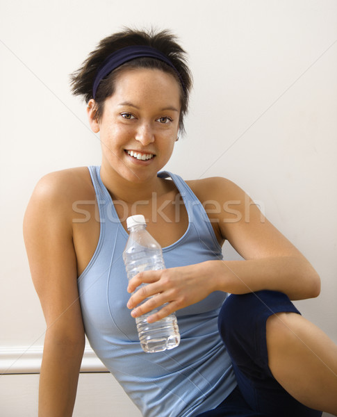 Uśmiechnięty kobieta fitness młoda kobieta fitness posiedzenia piętrze Zdjęcia stock © iofoto
