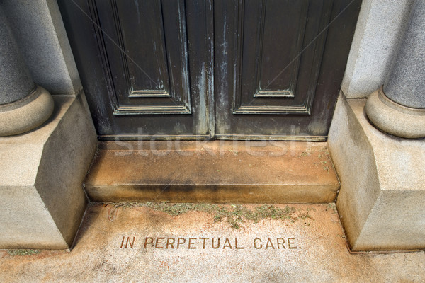 Kroki mauzoleum wejście cmentarz słowa drzwi Zdjęcia stock © iofoto