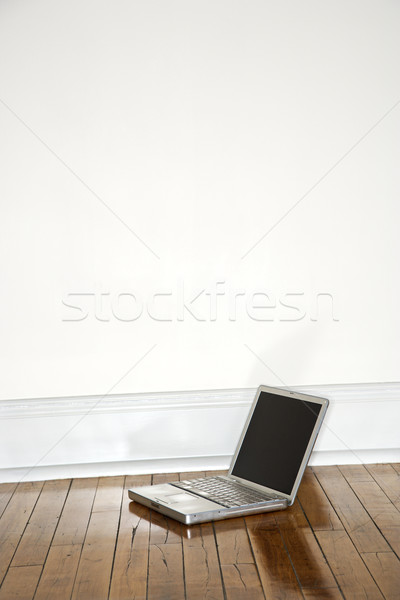 Laptop piso de madeira natureza morta computador internet casa Foto stock © iofoto