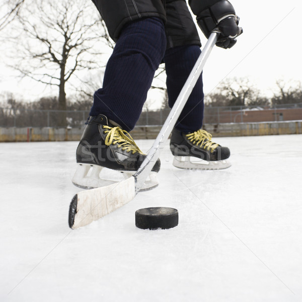 Junge spielen Eishockey einheitliche Skating Eis Stock foto © iofoto