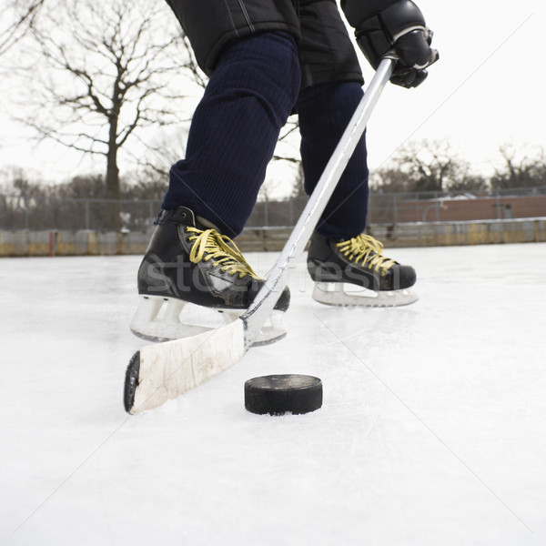 Chłopca gry hokej uniform skating lodu Zdjęcia stock © iofoto