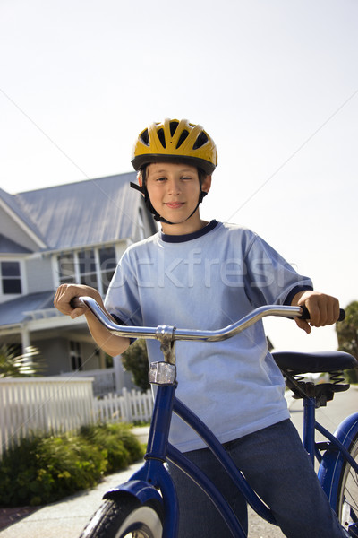 Băiat bicicletă caucazian bicicletă cască Imagine de stoc © iofoto