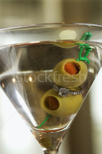 Martini tart eljegyzési gyűrű közelkép martinis pohár olajbogyók Stock fotó © iofoto