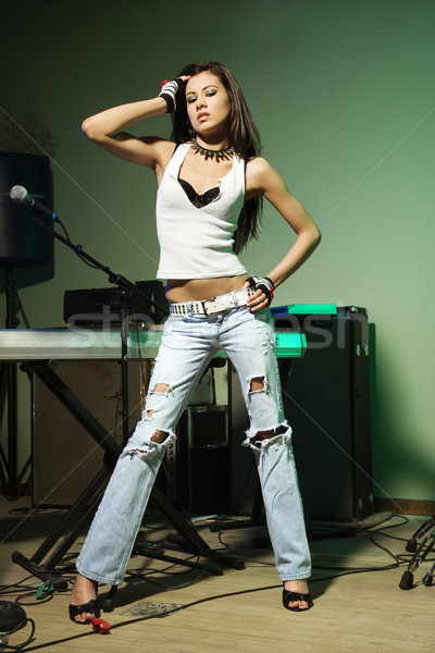 Mädchen posiert weiblichen musikalische Ausrüstung Stock foto © iofoto