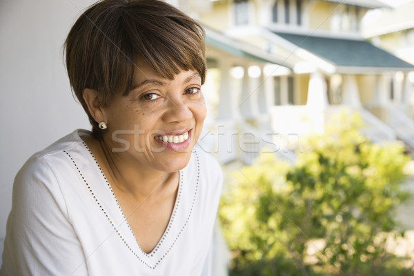 [[stock_photo]]: Heureux · femme · souriant · à · l'extérieur