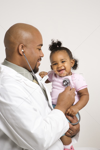 Lány orvosi vizsgálat férfi gyermekorvos tart kislány Stock fotó © iofoto