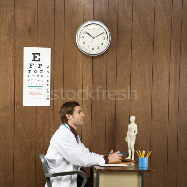 Medico desk vista laterale medico di sesso maschile seduta Foto d'archivio © iofoto