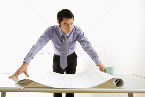 Empresário olhando planos asiático homem de negócios em pé Foto stock © iofoto