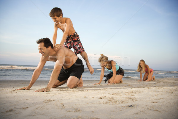 [[stock_photo]]: Famille · plage · jouer · sauter · grenouille · horizontal