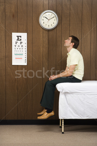 Pacient medical cameră caucazian masculin aşteptare Imagine de stoc © iofoto