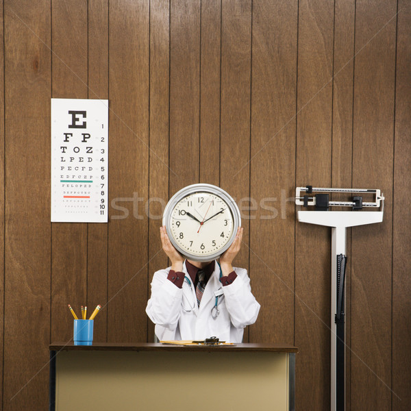 Medico tempo medico di sesso maschile seduta desk Foto d'archivio © iofoto