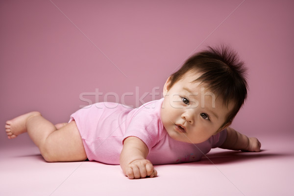 Bebê estômago asiático olhando brasão Foto stock © iofoto