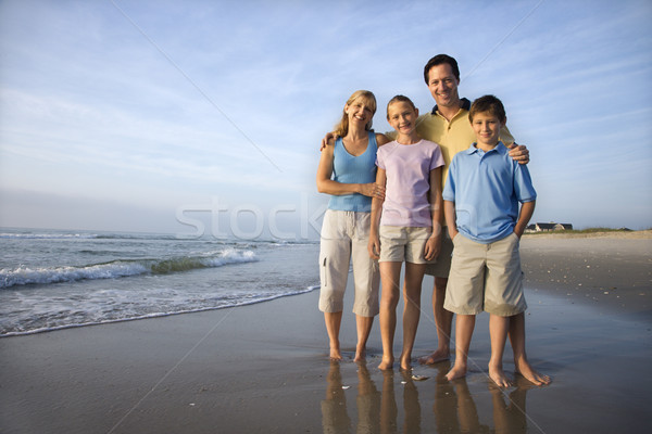 Uśmiechnięty rodziny plaży portret cztery Zdjęcia stock © iofoto