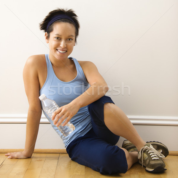 Kobieta fitness młoda kobieta fitness posiedzenia piętrze Zdjęcia stock © iofoto