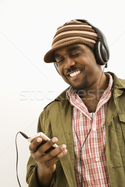 [[stock_photo]]: Homme · lecteur · mp3 · chapeau · écouter · casque