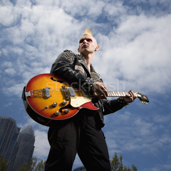 Punk spelen gitaar portret kaukasisch mannelijke Stockfoto © iofoto