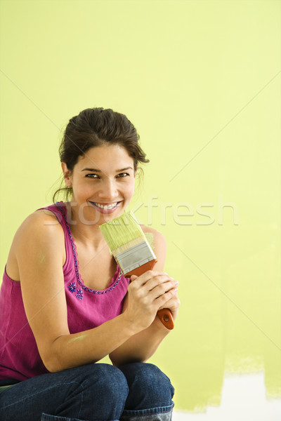 Glimlachende vrouw schilderij mooie gedeeltelijk geschilderd Stockfoto © iofoto