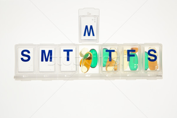 Pastile pilulă organizator izolat deschide Imagine de stoc © iofoto
