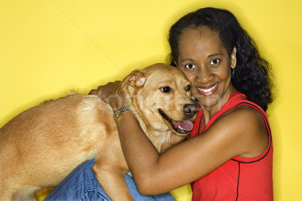 Stock foto: Lächelnde · Frau · Hund · Erwachsenen · weiblichen · Farbe