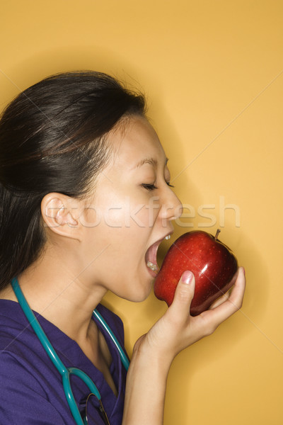 Médico alimentação maçã asiático chinês feminino Foto stock © iofoto