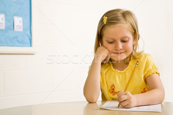 Stockfoto: Jong · meisje · glimlachend · klas · schrijven · papier · meisje