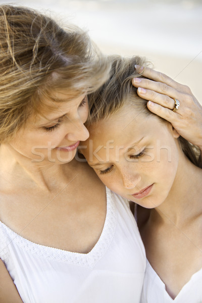 Matka córka plaży głowie matki ramię Zdjęcia stock © iofoto