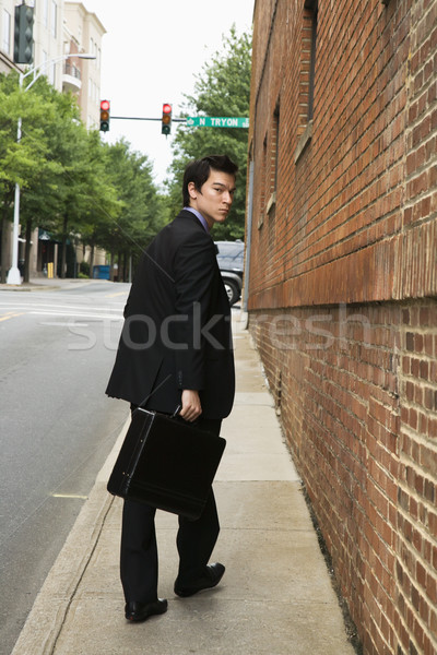 Empresário caminhada cidade asiático homem de negócios para baixo Foto stock © iofoto
