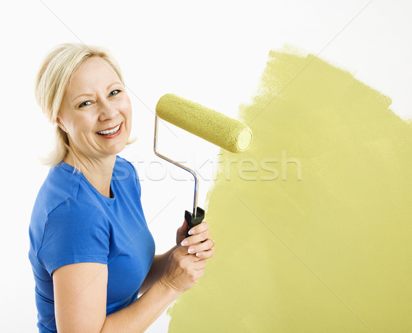 Kobieta malarstwo ściany zielone farby Zdjęcia stock © iofoto