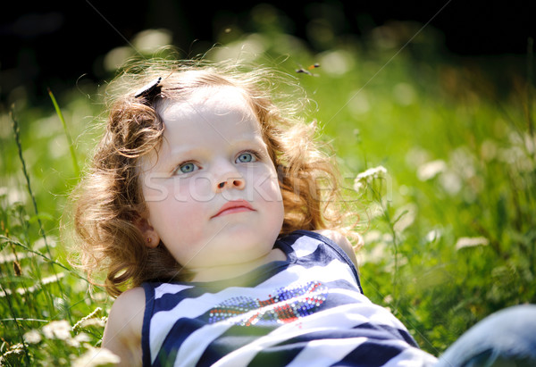 Dziewczynka zielone dziedzinie skupić twarz rodziny Zdjęcia stock © Ionia