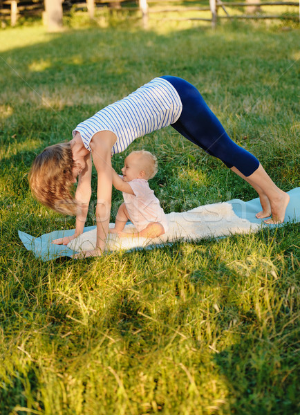 Madre práctica yoga nina ninos forestales Foto stock © Ionia