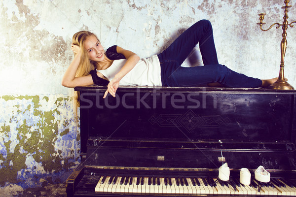 [[stock_photo]]: Joli · jeunes · blond · réel · fille · piano