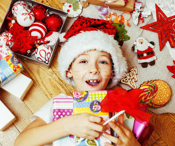 Foto stock: Pequeno · bonitinho · menino · natal · presentes · casa