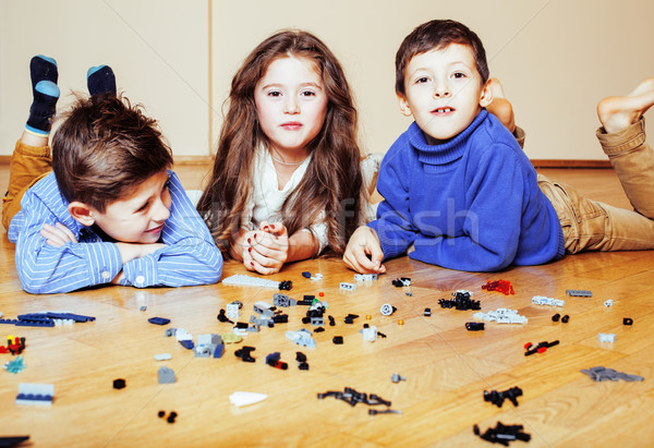 Amuzant drăguţ copii joc lego acasă Imagine de stoc © iordani