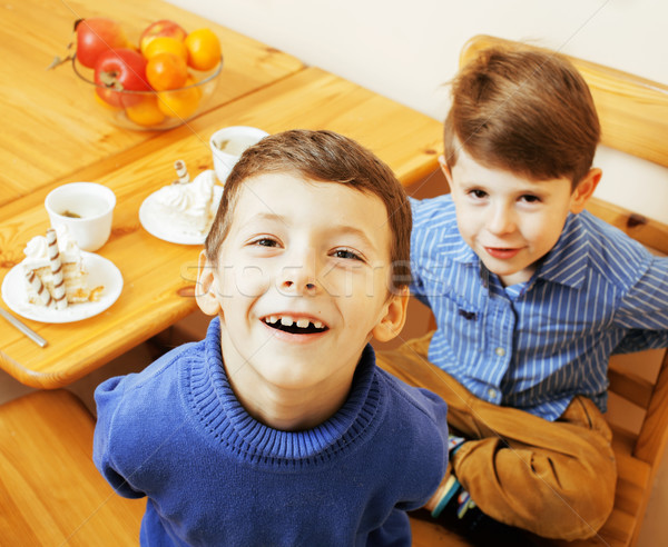 Piccolo cute ragazzi mangiare dessert legno Foto d'archivio © iordani