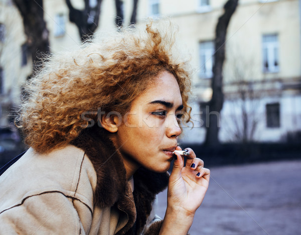 Tineri destul de fată exterior fumat Imagine de stoc © iordani