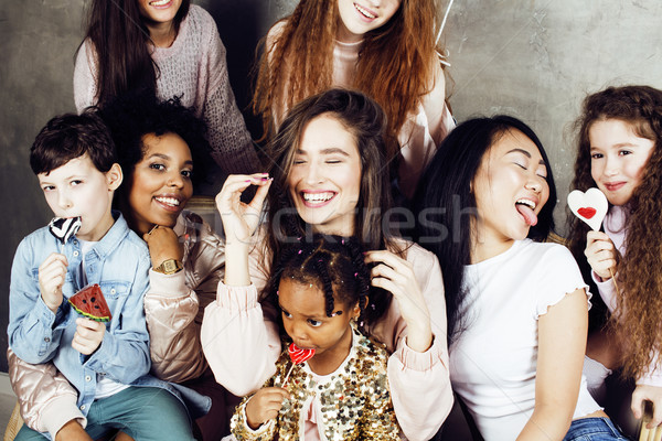 Stil de viaţă oameni tineri destul de diversitate femeie Imagine de stoc © iordani