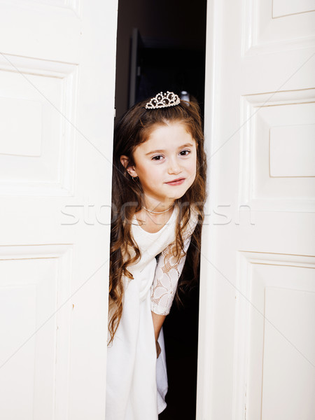 Peu cute fille maison ouverture porte [[stock_photo]] © iordani