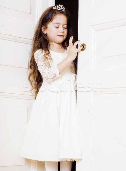 Stok fotoğraf: Küçük · sevimli · kız · ev · açılış · kapı