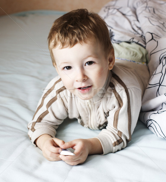 Pequeno bonitinho menino cama estilo de vida pessoas Foto stock © iordani