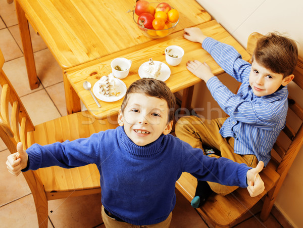 Weinig cute jongens eten dessert houten Stockfoto © iordani