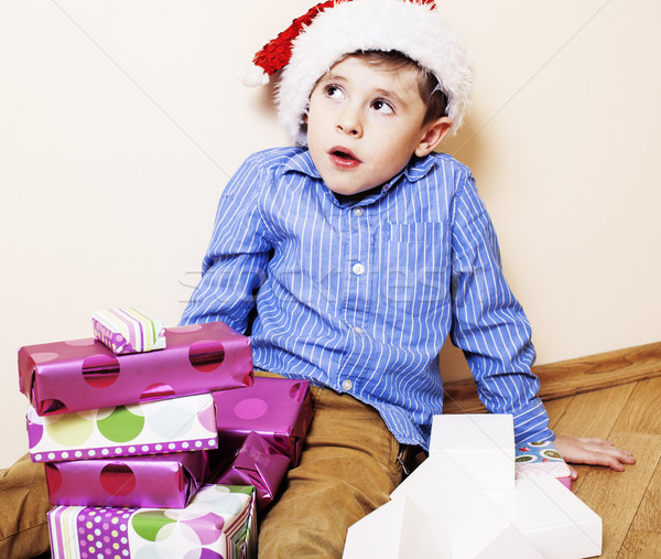 Wenig cute Junge Weihnachten Geschenke home Stock foto © iordani
