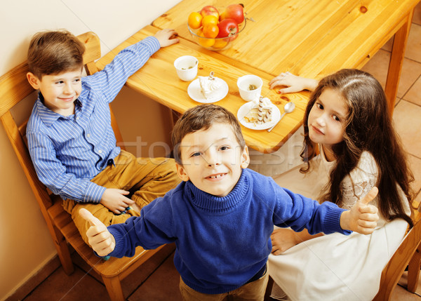 Mały cute chłopców jedzenie deser Zdjęcia stock © iordani