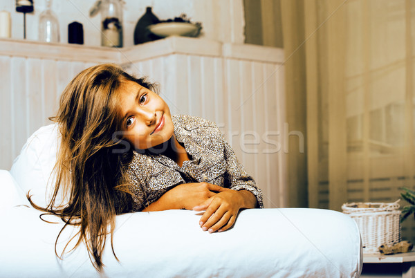 Wenig cute Brünette Mädchen home Innenraum Stock foto © iordani