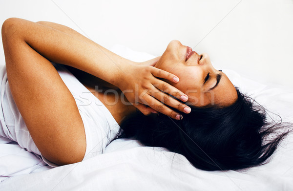 Destul de bruneta femeie pat dormi durere de cap Imagine de stoc © iordani