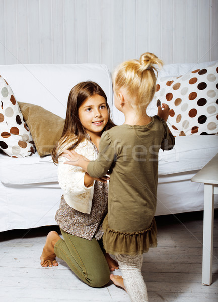 Dois bonitinho irmãs casa jogar little girl Foto stock © iordani