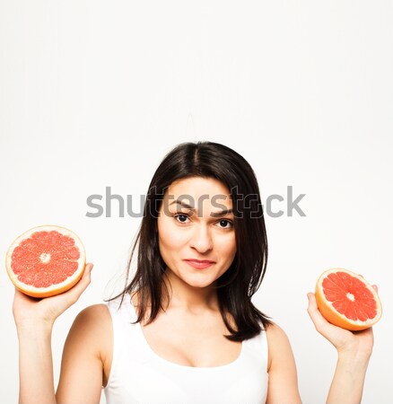 Frumuseţe tineri bruneta femeie grapefruit izolat Imagine de stoc © iordani