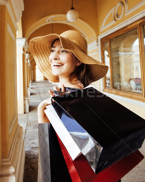 Tineri destul de femeie zambitoare pălărie saci cumpărături Imagine de stoc © iordani